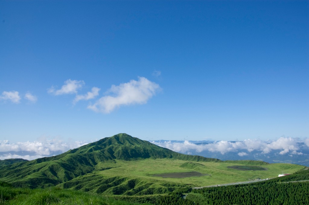 阿蘇の緑の山と青空